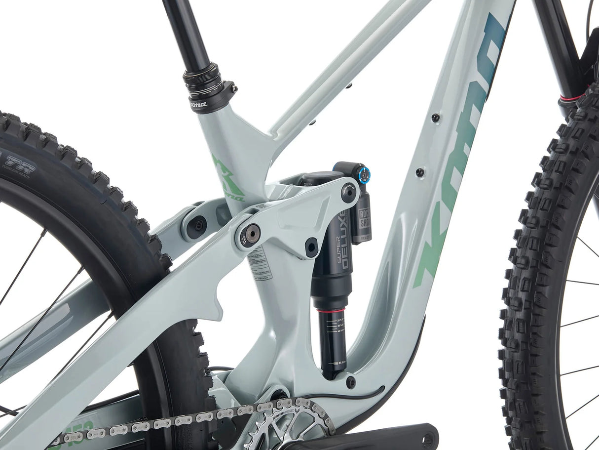 Détail de l'étrier de frein SRAM Maven Base et du disque Centerline 200 mm du Kona Process 153 CR, pour un freinage puissant en sentier engagé.