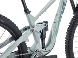 Détail de l'étrier de frein SRAM Maven Base et du disque Centerline 200 mm du Kona Process 153 CR, pour un freinage puissant en sentier engagé.