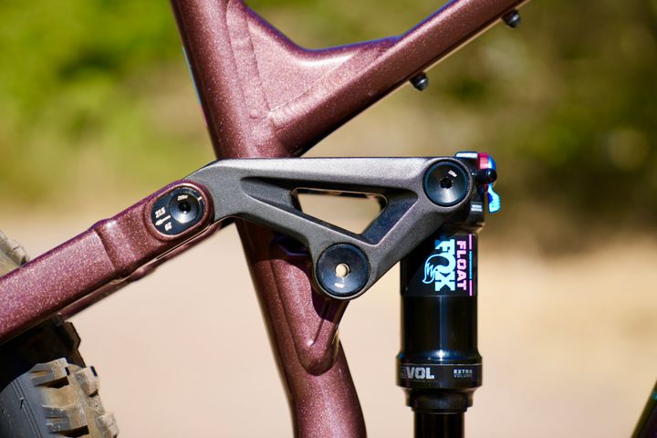 Détail de la géométrie prête pour les sentiers du cadre en aluminium léger du vélo de montagne Marin Alpine Trail