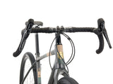 Gros plan sur la fourche en carbone du Kona Libre G2 pour une meilleure absorption des