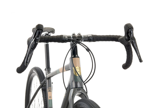 Gros plan sur la fourche en carbone du Kona Libre G2 pour une meilleure absorption des