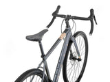 Gros plan sur le cadre en aluminium du Kona Libre G2 avec des finitions métalliques.