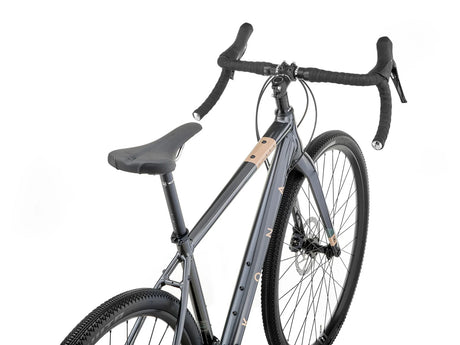 Gros plan sur le cadre en aluminium du Kona Libre G2 avec des finitions métalliques.