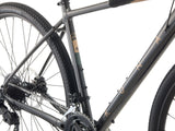Détail de la transmission Shimano CUES du Kona Libre G2 pour des changements de vitesse précis.