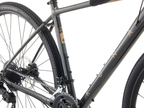 Détail de la transmission Shimano CUES du Kona Libre G2 pour des changements de vitesse précis.