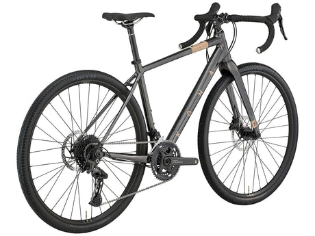 Vue arrière du vélo gravel Kona Libre G2 avec des pneus WTB Vulpine.