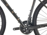 Cycliste roulant sur un chemin de gravier avec le Kona Libre G2.