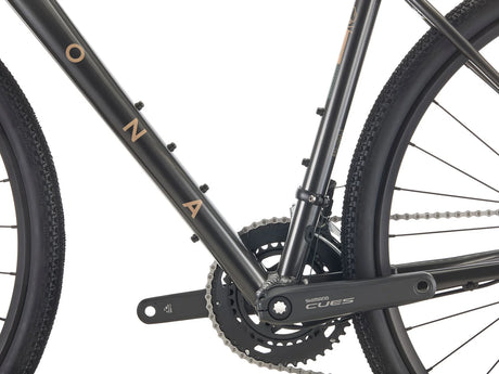 Cycliste roulant sur un chemin de gravier avec le Kona Libre G2.