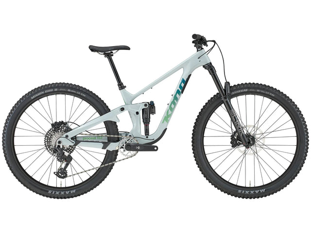 Vélo de montagne Kona Process 153 CR en carbone, finition Gloss Concrete, vue latérale complète montrant le cadre tout suspendu 153 mm et les roues 29 pouces.