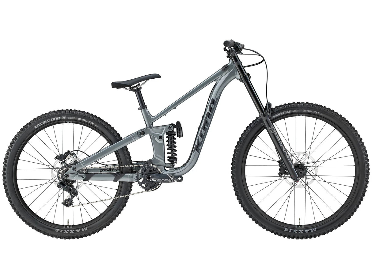 Vélo de montagne enduro Kona Process X vu de profil sur fond neutre en studio, cadre tout-suspendu en aluminium