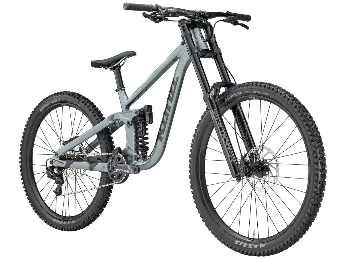 Vélo enduro tout-suspendu Kona Process X en vue trois quarts montrant la géométrie agressive du cadre