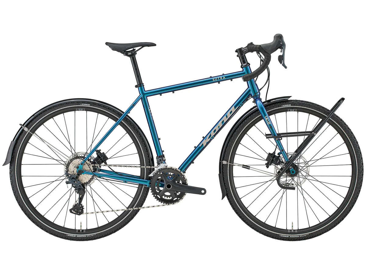 Vélo de cyclotourisme Kona Sutra SE 2027 en acier, coloris Gloss Prism Dragonfly, vue latérale complète montrant le cadre Cromoly, les garde-boue complets et le porte-bagages avant Tubus.
