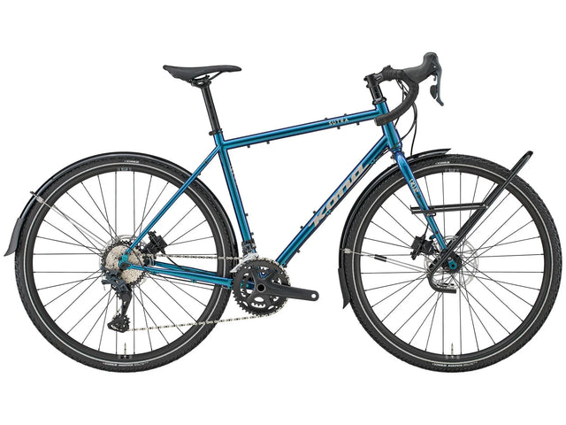Vélo de cyclotourisme Kona Sutra SE 2027 en acier, coloris Gloss Prism Dragonfly, vue latérale complète montrant le cadre Cromoly, les garde-boue complets et le porte-bagages avant Tubus.