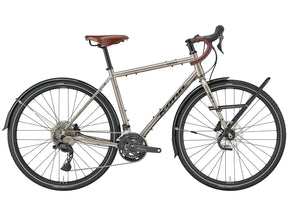 Vélo de cyclotourisme Kona Sutra en acier, coloris Gloss Metallic Nickel, vue latérale complète montrant le cadre Cromoly, les garde-boue complets et le porte-bagages avant Tubus.