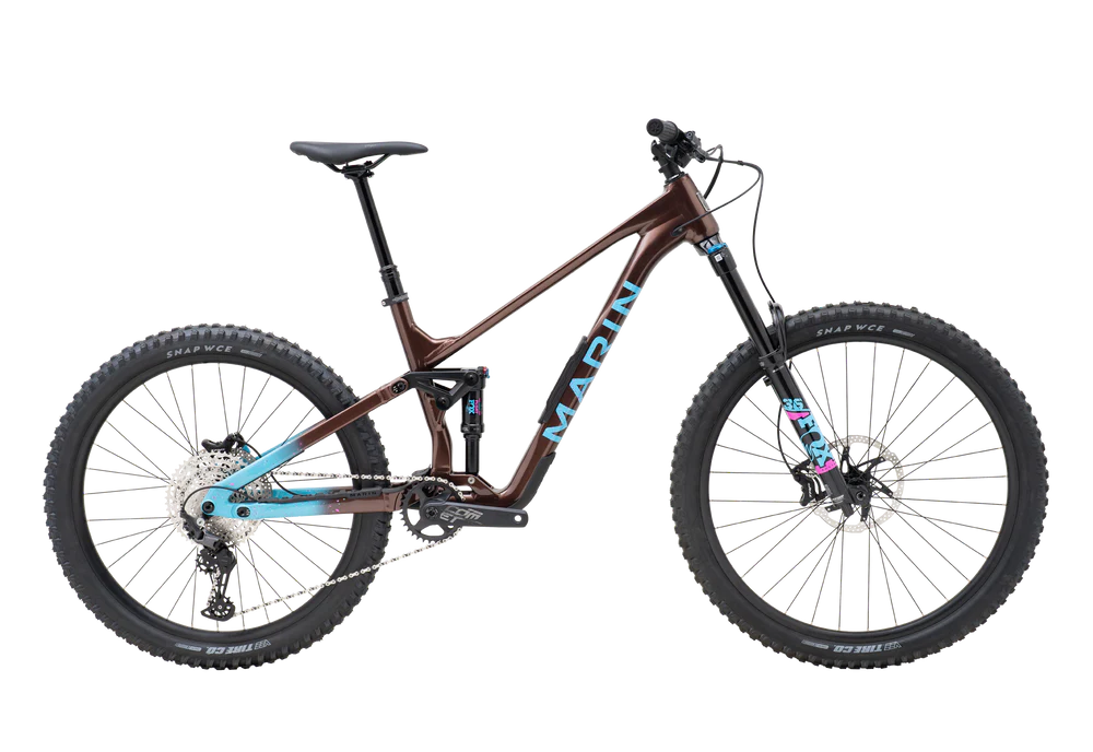 Vélo de montagne semi-rigide Marin Alpine Trail vu de profil sur fond neutre en studio, cadre léger en aluminium