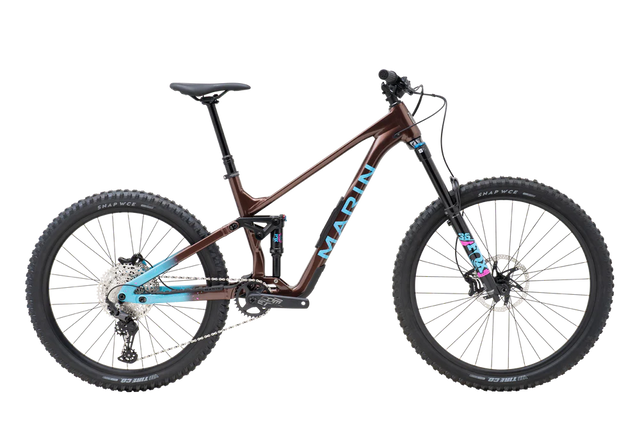 Vélo de montagne semi-rigide Marin Alpine Trail vu de profil sur fond neutre en studio, cadre léger en aluminium