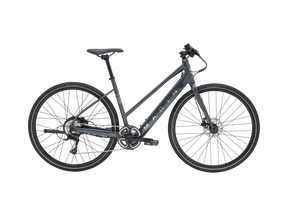 Vélo hybride électrique urbain Marin Fairfax Electric ST 2026 à cadre ouvert, coloris Charcoal, vue latérale complète montrant le cadre Series 1 en aluminium, la batterie intégrée au tube diagonal et les pneus Vee Tire City Cruz 700x40c.