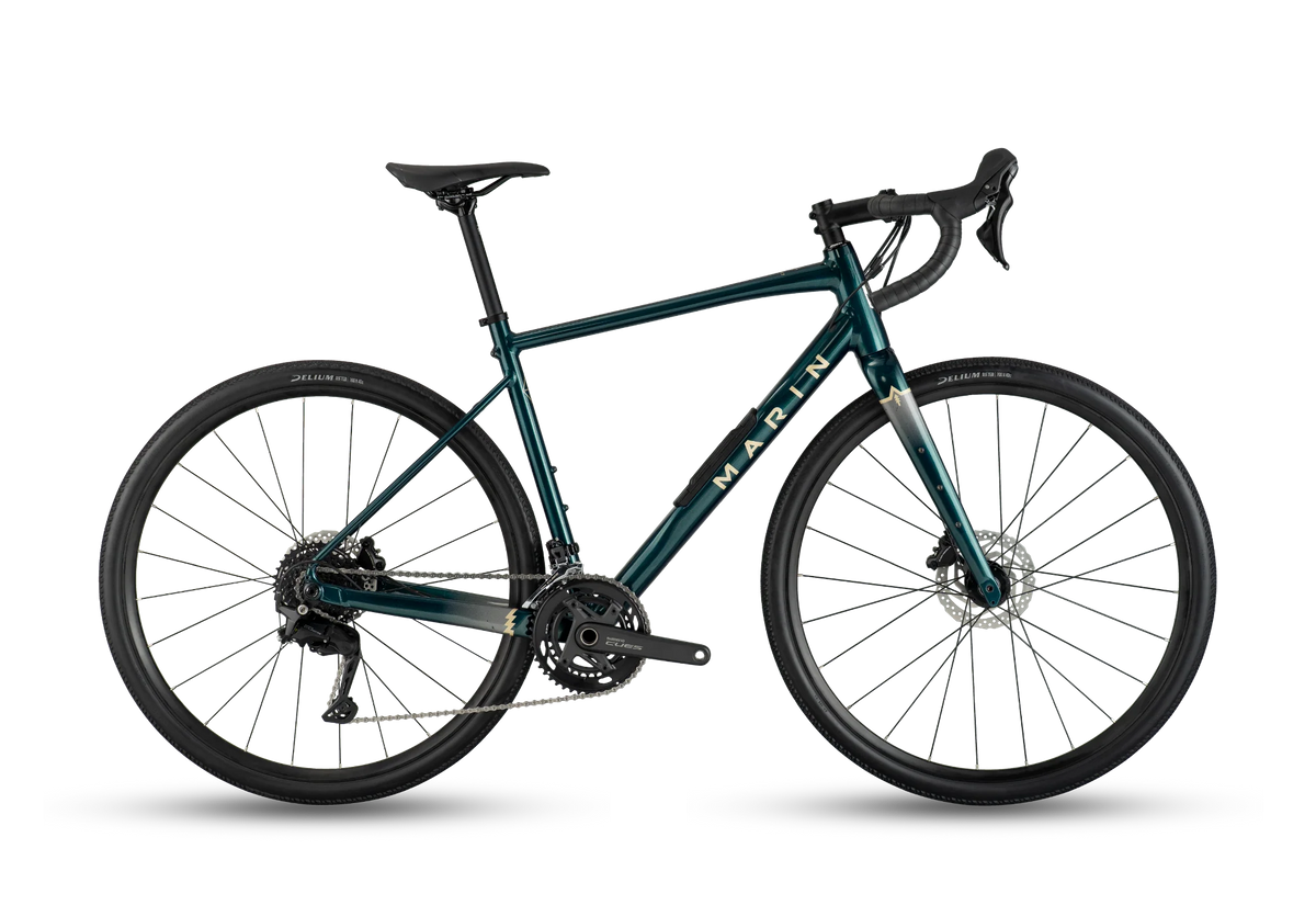 Vélo gravel Marin Gestalt 1 2026 en coloris Green, vue latérale complète montrant le cadre Series 3 en aluminium, la fourche carbone et les pneus 700x40c.