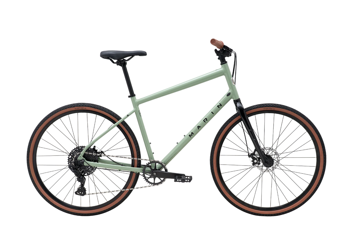 Vélo hybride urbain Marin Kentfield 2, vue latérale complète montrant le cadre Series 1 en aluminium, la fourche en acier Moto Blade et les pneus Vee Tire GPVee 700x40 mm.