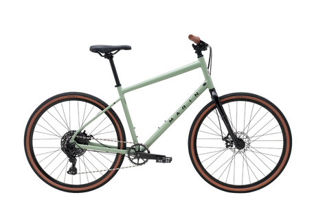 Vélo hybride urbain Marin Kentfield 2, vue latérale complète montrant le cadre Series 1 en aluminium, la fourche en acier Moto Blade et les pneus Vee Tire GPVee 700x40 mm.