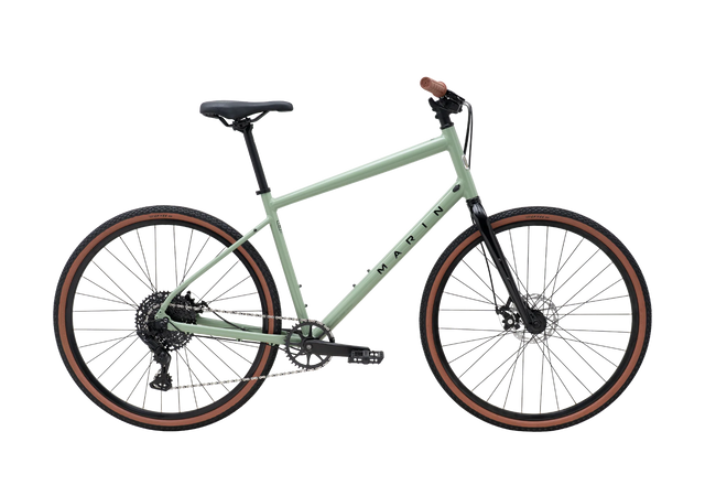 Vélo hybride urbain Marin Kentfield 2, vue latérale complète montrant le cadre Series 1 en aluminium, la fourche en acier Moto Blade et les pneus Vee Tire GPVee 700x40 mm.