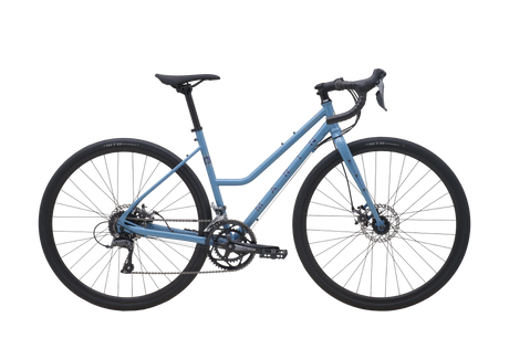 Vélo gravel urbain à cadre ouvert Marin Nicasio 1 ST 2025, coloris Blue, en vue latérale complète. On y voit le cadre en acier chromoly à double épaisseur, le cintre drop évasé et les pneus WTB Exposure 700x36c.
