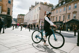 Cycliste roulant sur un Marin Nicasio 1 ST 2025 coloris Blue en centre-ville, profitant du cadre ouvert et d'une position confortable pour ses déplacements urbains.