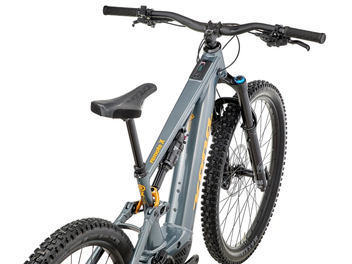 Détail du moteur Bosch Performance Line CX intégré au cadre du Kona Remote X, pour grimper vite et enchaîner les montées sans vous vider.