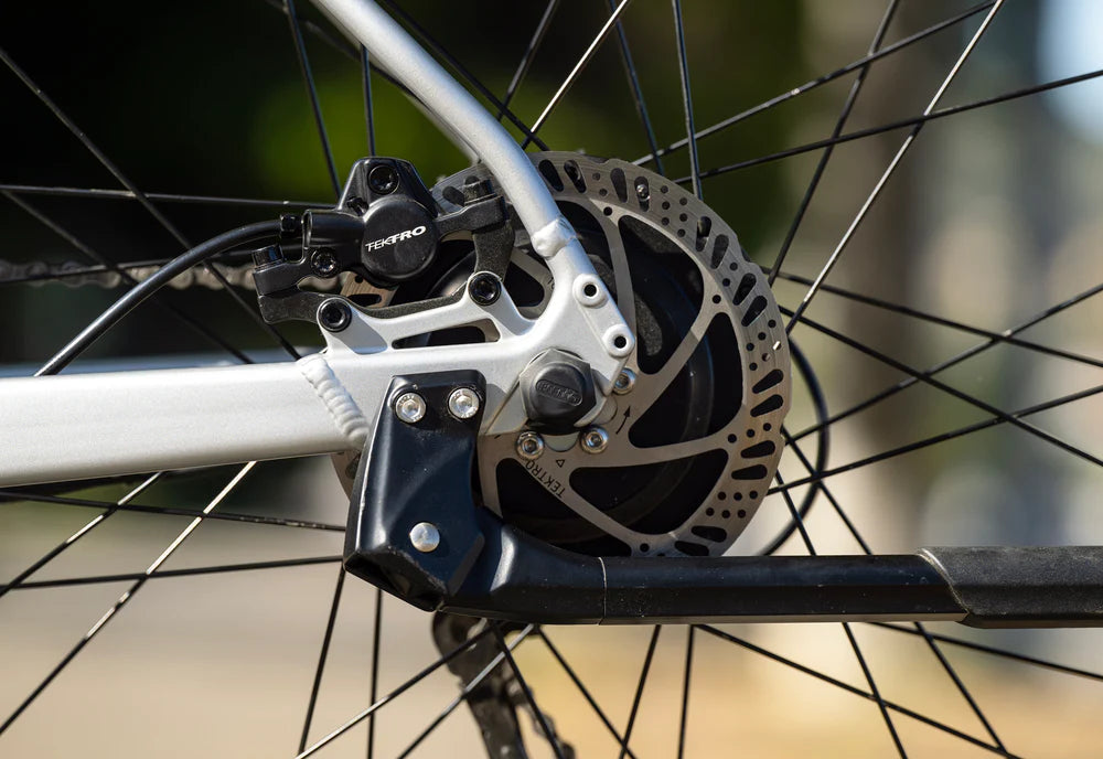 Gros plan du moteur d'assistance électrique et de la batterie intégrée au cadre du vélo urbain Marin Fairfax E ST