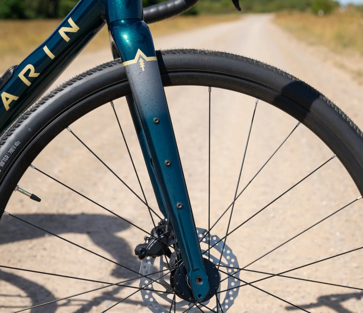 Gros plan du pneu Delium Rifter 700x40c compatible tubeless monté sur roue du Marin Gestalt 1 2026, pour accrocher sur les surfaces meubles et cassantes.