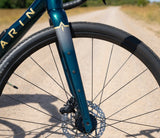 Gros plan du pneu Delium Rifter 700x40c compatible tubeless monté sur roue du Marin Gestalt 1 2026, pour accrocher sur les surfaces meubles et cassantes.