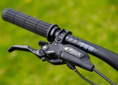 Gros plan du pneu avant Schwalbe Magic Mary Gravity Pro 29x2,5 à carcasse radiale monté sur jante Marin DH du Marin Quake 2026, pour une accroche maximale dans les roches, les racines et la terre meuble.