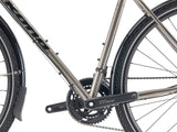 Gros plan du pneu Schwalbe Marathon Mondial 700x40c monté sur jante WTB i25 du Kona Sutra, conçu pour rouler loin sur toutes les surfaces.