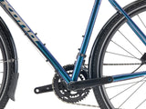 Gros plan du pneu Schwalbe Marathon Mondial 700x40c monté sur jante WTB i25 du Kona Sutra SE 2027, conçu pour rouler loin sur toutes les surfaces.