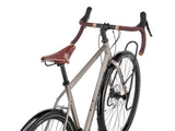 Gros plan du porte-bagages avant low-rider Tubus Tara Big Apple du Kona Sutra, prêt à recevoir vos sacoches pour le voyage.