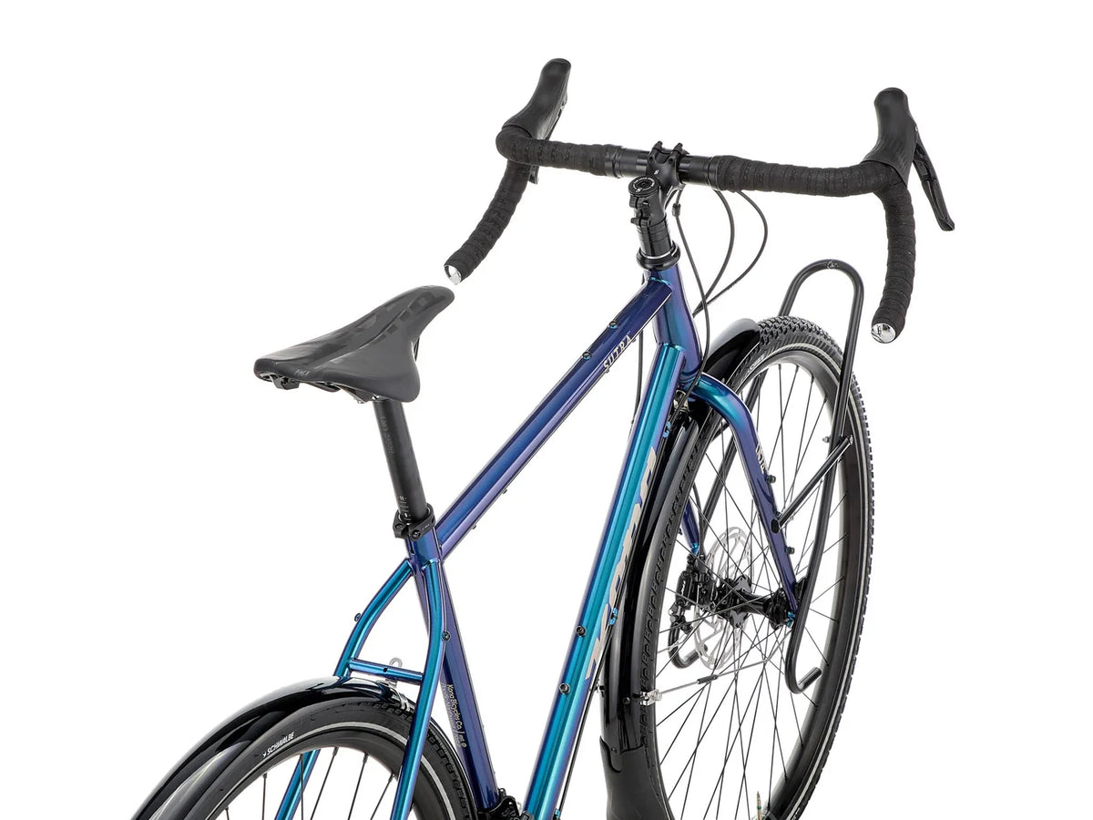 Gros plan du porte-bagages avant low-rider Tubus Tara Big Apple du Kona Sutra SE 2027, prêt à recevoir vos sacoches pour l'aventure.