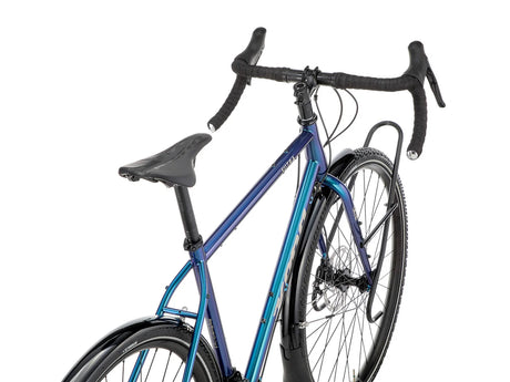 Gros plan du porte-bagages avant low-rider Tubus Tara Big Apple du Kona Sutra SE 2027, prêt à recevoir vos sacoches pour l'aventure.