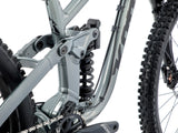 Gros plan du guidon et du poste de pilotage du vélo de montagne Kona Process X pour un contrôle précis sur les sentiers