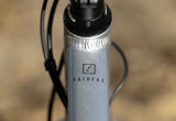 Détail du guidon plat, de la commande d'assistance et des poignées ergonomiques du vélo électrique Marin Fairfax E ST