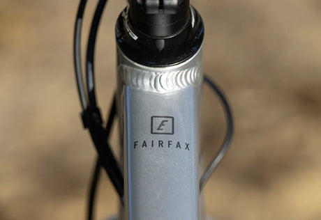 Détail du guidon plat, de la commande d'assistance et des poignées ergonomiques du vélo électrique Marin Fairfax E ST