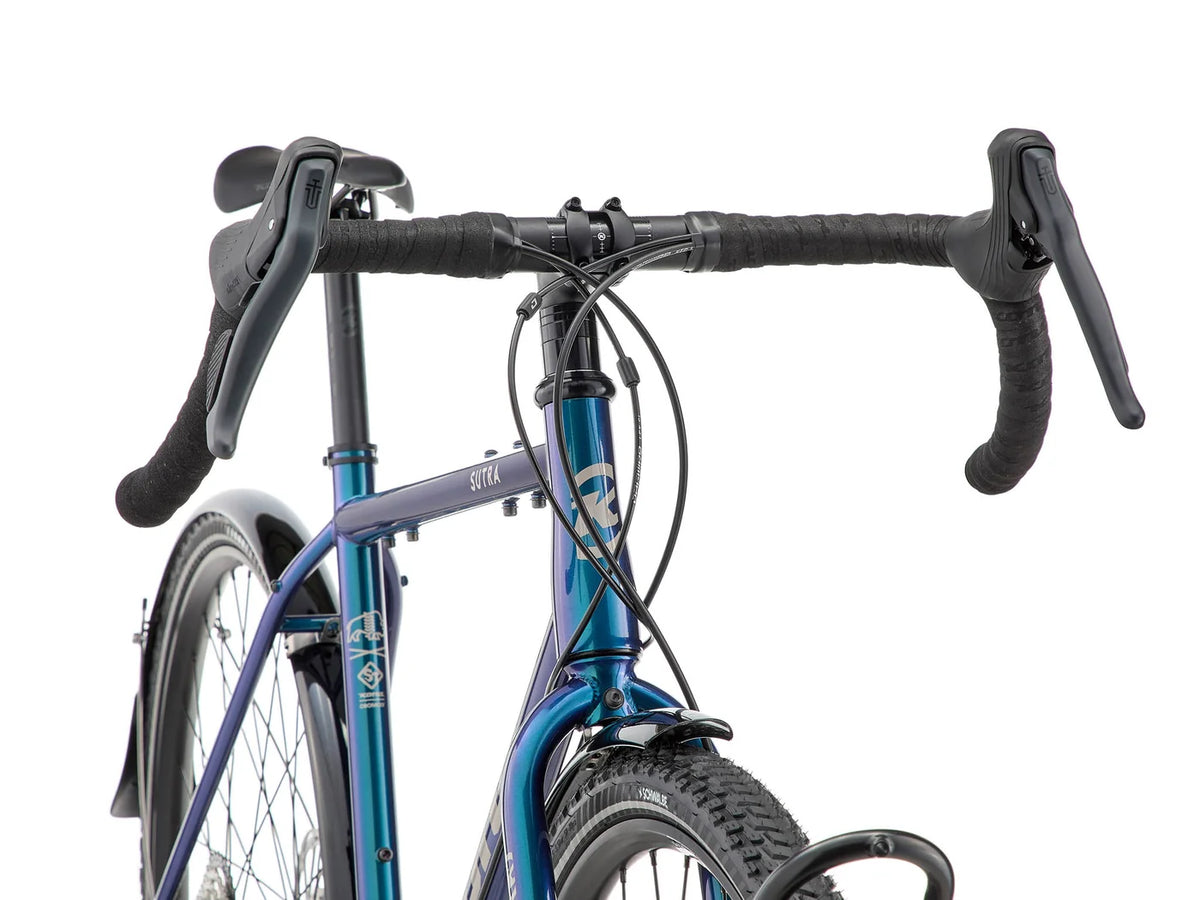 Détail du poste de pilotage du Kona Sutra SE 2027 : cintre gravel Kona, ruban liège et commandes Microshift Sword à portée de main.