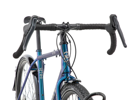 Détail du poste de pilotage du Kona Sutra SE 2027 : cintre gravel Kona, ruban liège et commandes Microshift Sword à portée de main.