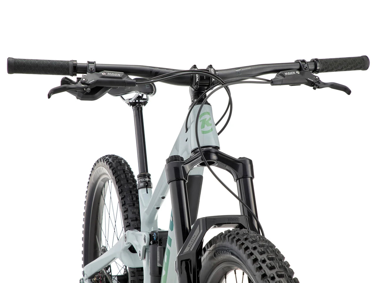 Détail de la roue avant du Kona Process 153 CR : moyeu DT Swiss 350, jante WTB KOM Trail i30 et pneu Maxxis Assegai 29x2.5 en gomme 3C MaxxGrip.