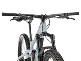 Détail de la roue avant du Kona Process 153 CR : moyeu DT Swiss 350, jante WTB KOM Trail i30 et pneu Maxxis Assegai 29x2.5 en gomme 3C MaxxGrip.