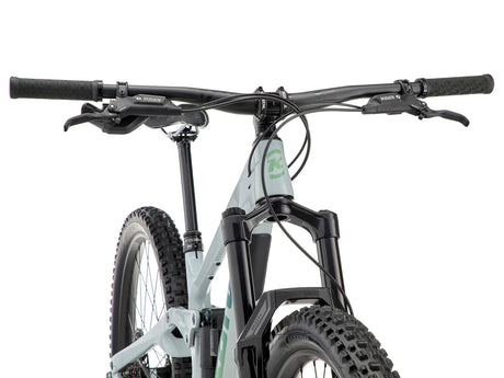 Détail de la roue avant du Kona Process 153 CR : moyeu DT Swiss 350, jante WTB KOM Trail i30 et pneu Maxxis Assegai 29x2.5 en gomme 3C MaxxGrip.