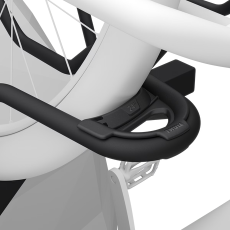 Gros plan sur une roue de vélo de 24 pouces bien calée dans l'adaptateur Thule ReVert, illustrant le transport sécuritaire d'un vélo d'enfant