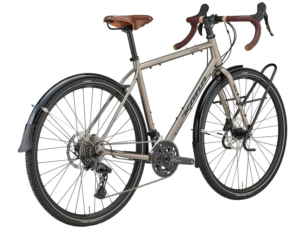 Détail de la selle en cuir Brooks B17 brune du Kona Sutra, pensée pour le confort sur les longues journées de route.
