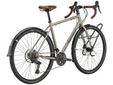 Détail de la selle en cuir Brooks B17 brune du Kona Sutra, pensée pour le confort sur les longues journées de route.