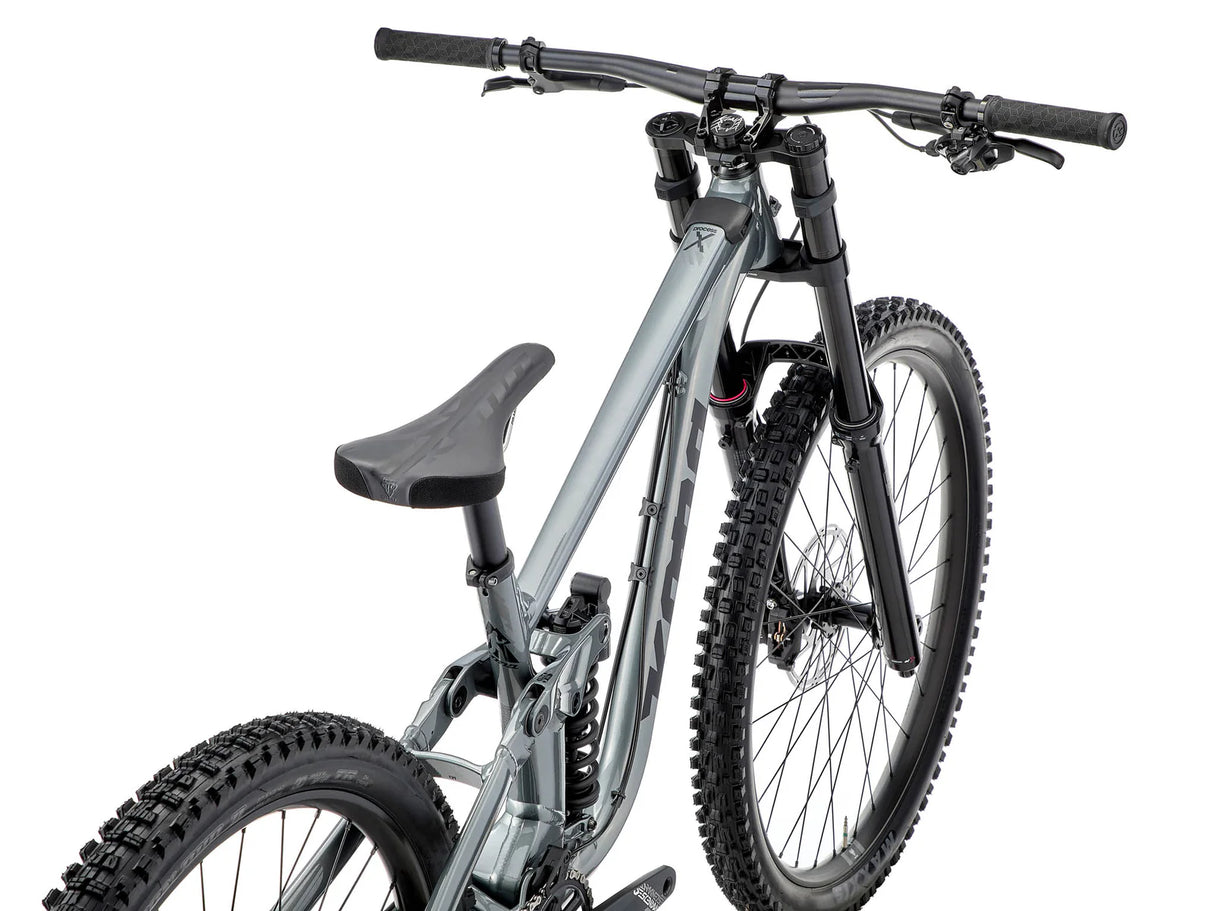 Détail de la suspension arrière à grand débattement du vélo enduro Kona Process X pour les descentes techniques