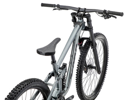 Détail de la suspension arrière à grand débattement du vélo enduro Kona Process X pour les descentes techniques